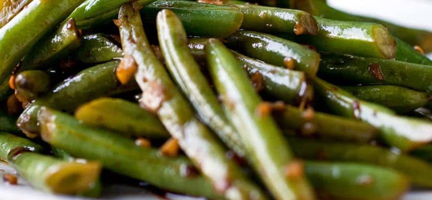 Sautéed garlic green beans close-up.